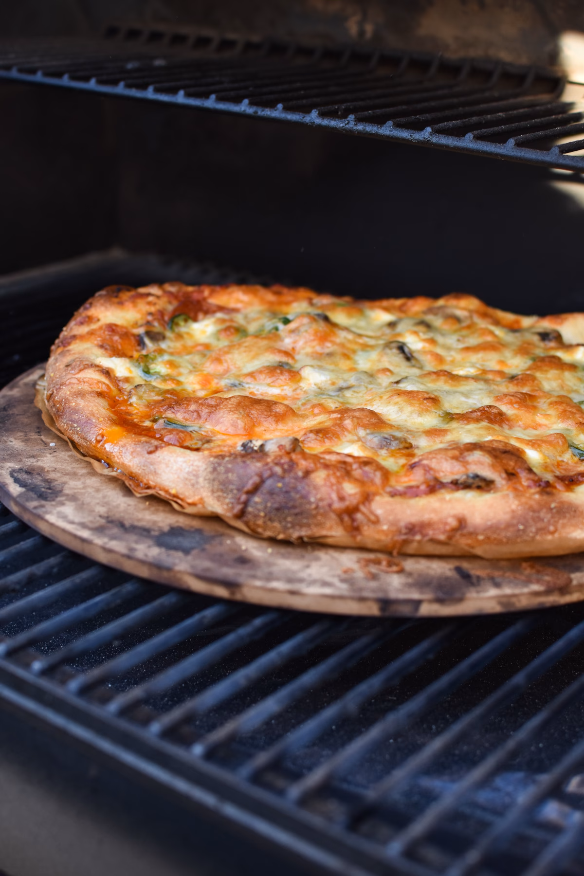 How do you cook a frozen pizza on a pellet grill?