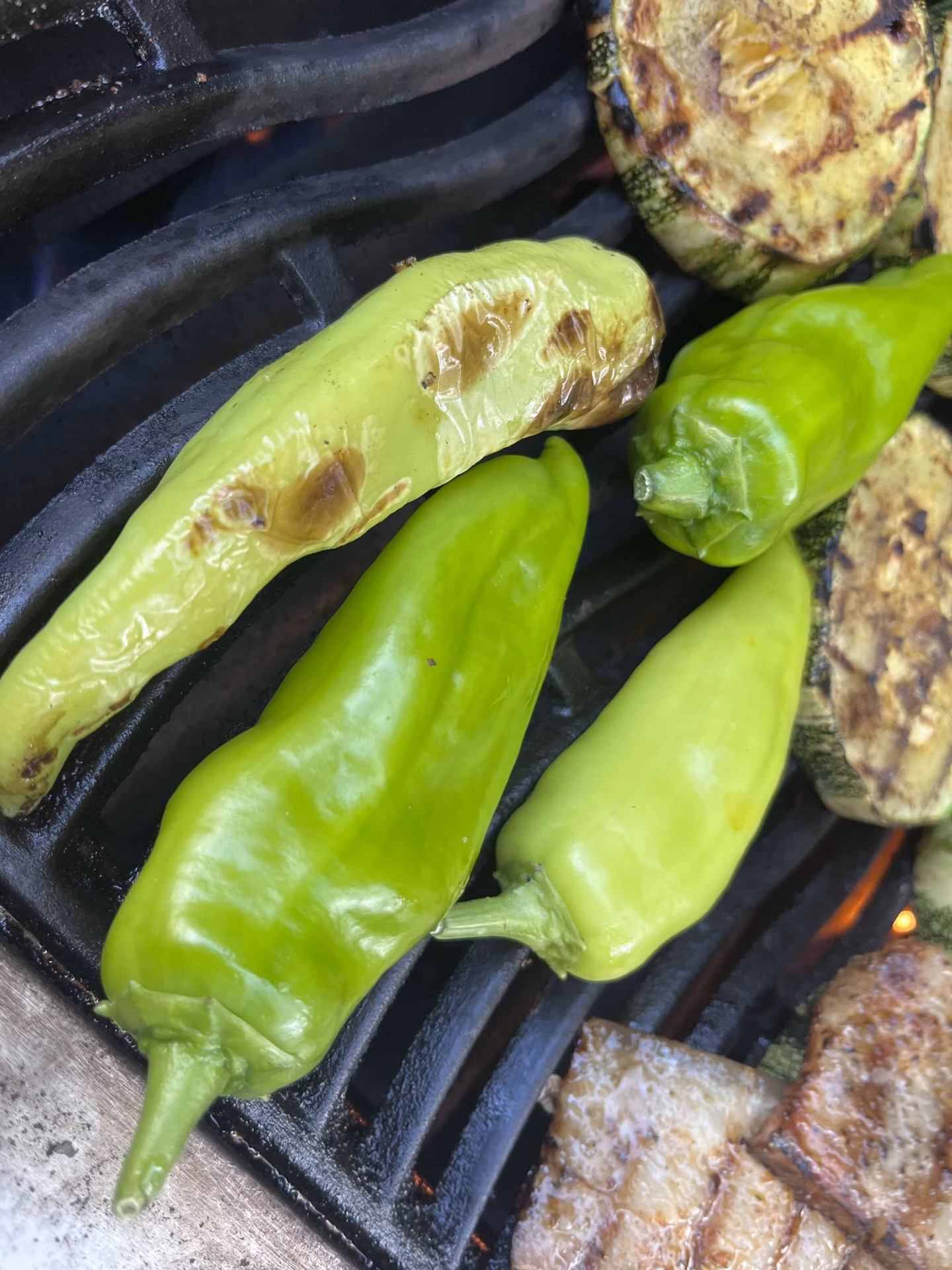 Wie bereite ich gegrillte Peperoni zu?