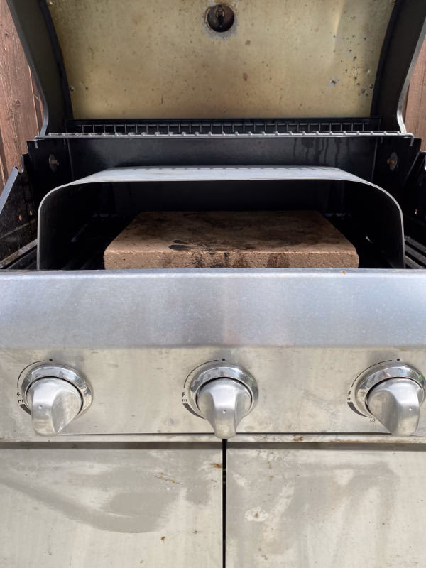 Wie bereite ich eine Pizza auf einem geschlossenen Grill zu?