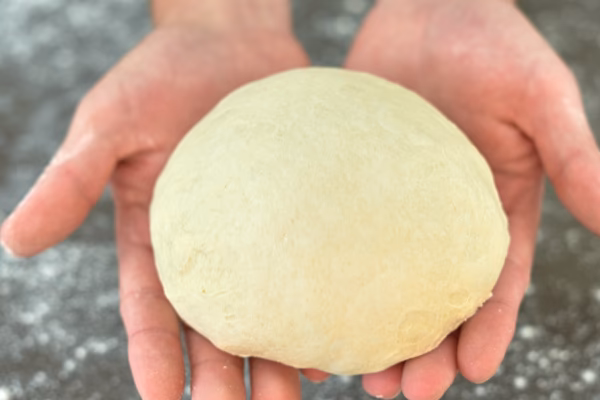 Wie macht man eine perfekte Pizza auf dem Kugelgrill?