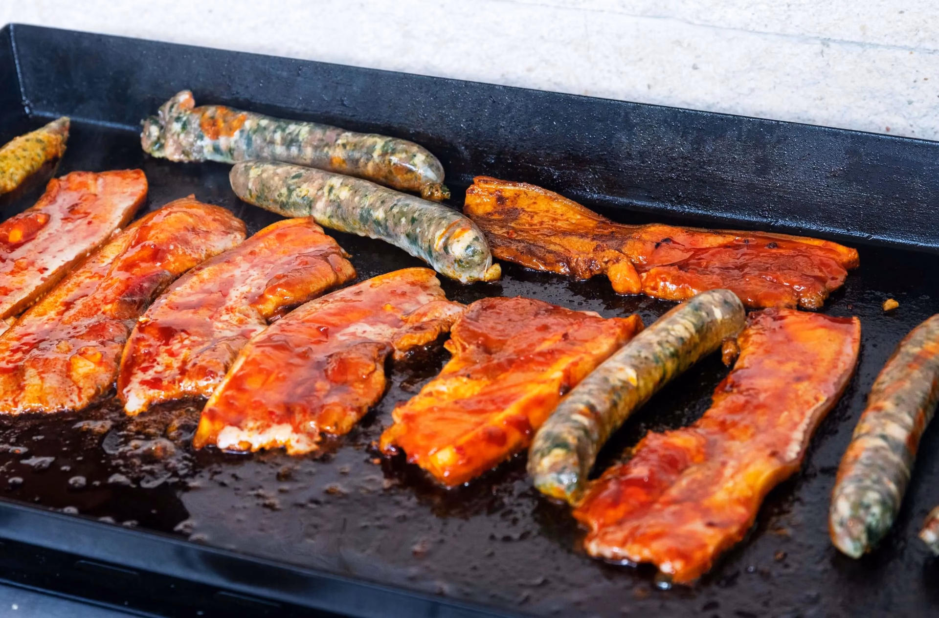 Was ist der Unterschied zwischen einem Plancha Grill und einem indirekten Grill?