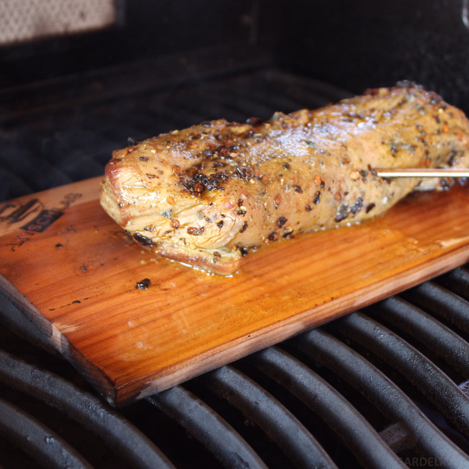 Wie öffnet man den Deckel des Grillguts?