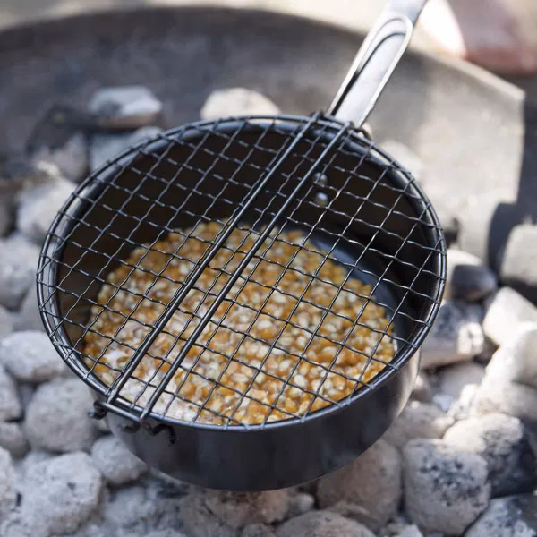 Wie kann ich die Popcorn-Kugel vom Grill nehmen?