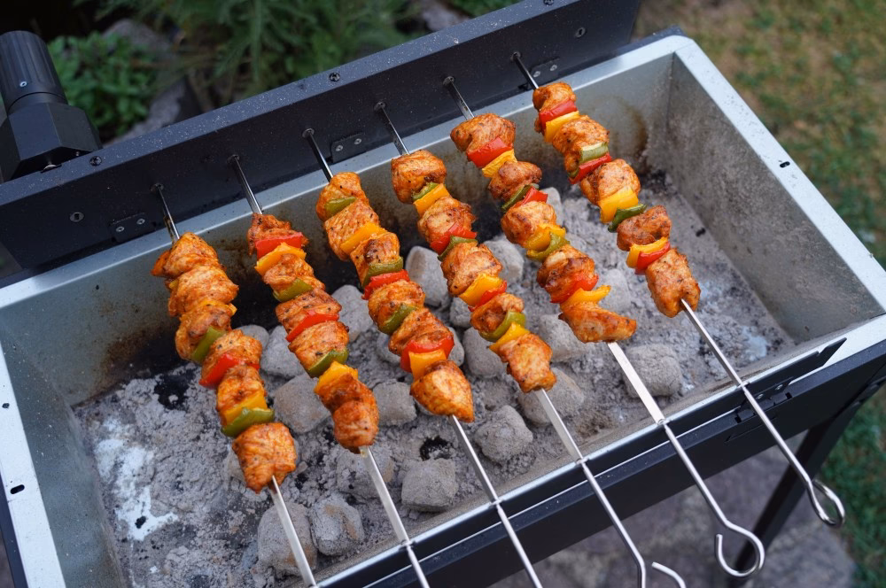 Wie bereite ich Spieße auf den Grill zu?