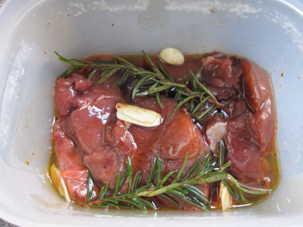 Wie bereitet man eine fruchtige Marinade zu?