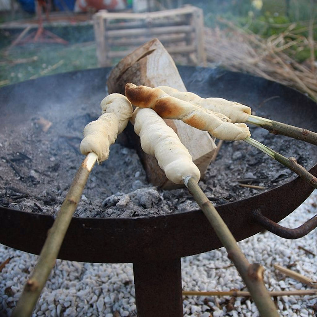 Wie bereite ich Stockbrot zu?
