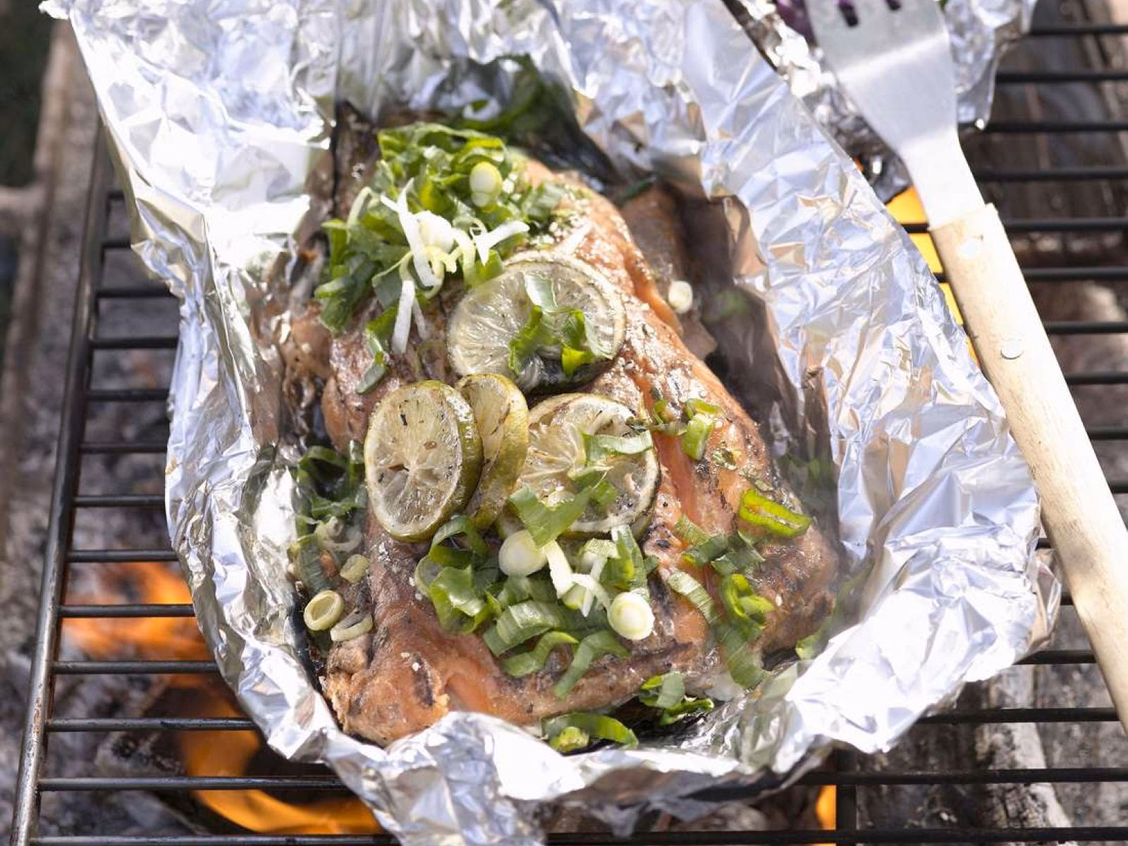 Wie grille ich Spargel und Lachs?