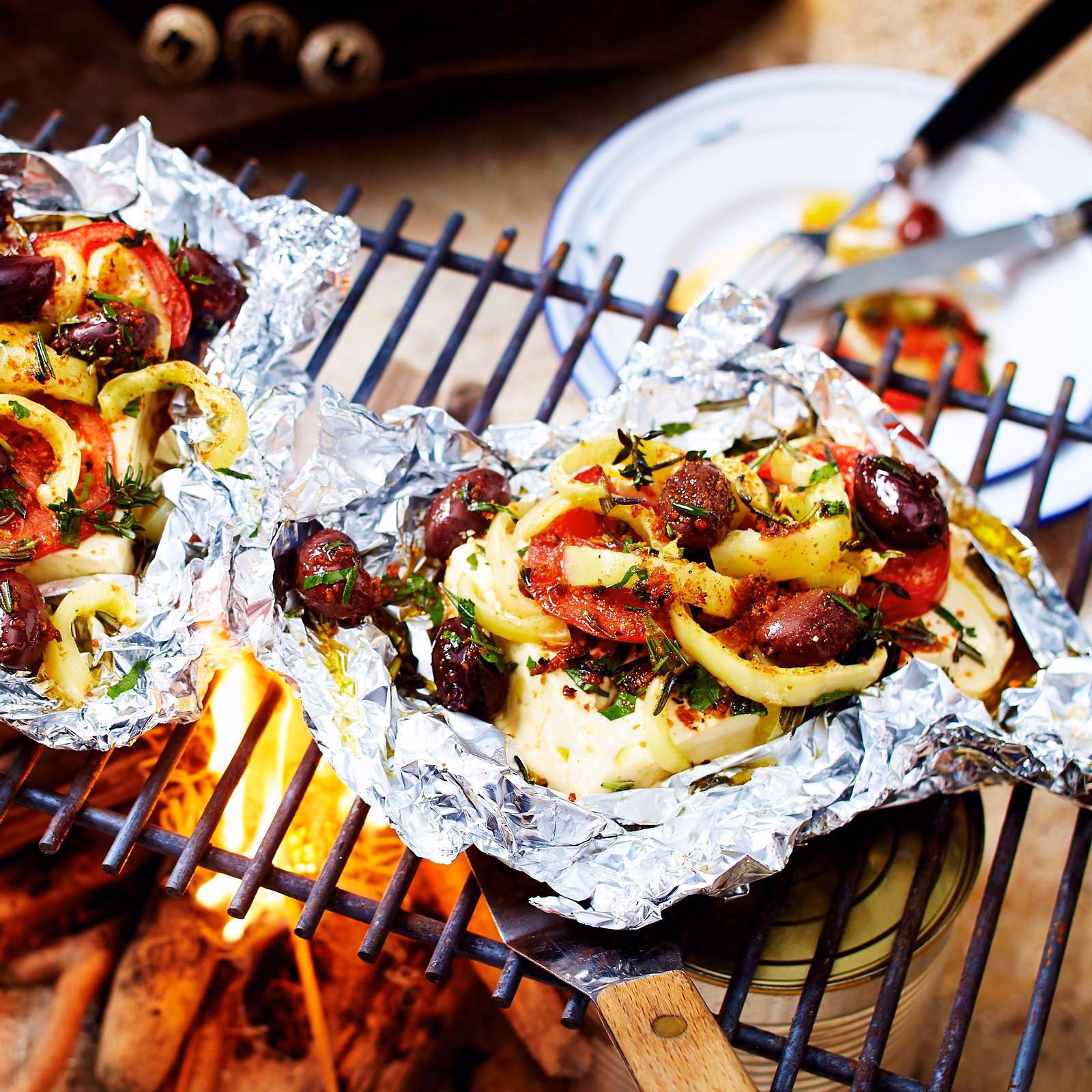 Wie bereite ich den gegrillten Schafskäse zu?