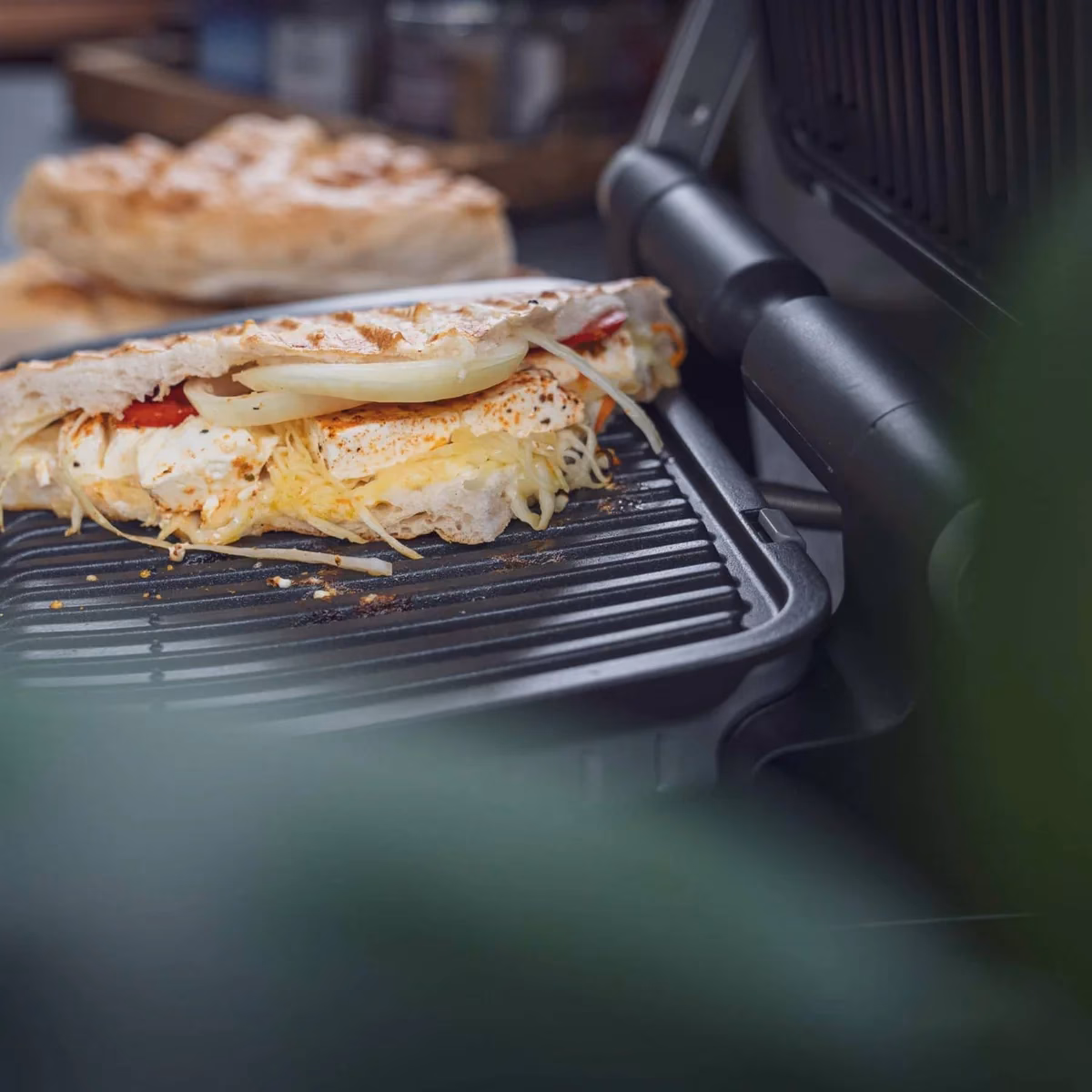 Wie bereite ich den gegrillten Schafskäse zu?