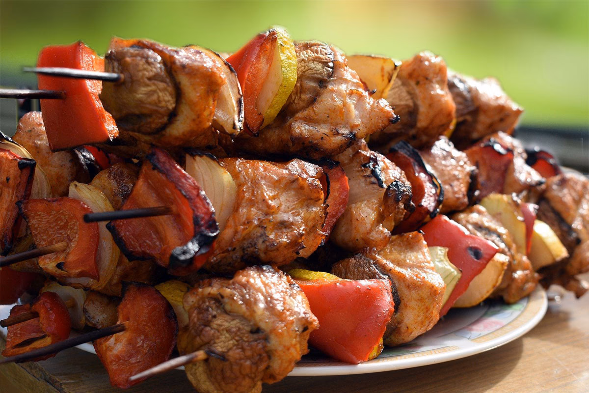 Wie grillt man Fleisch auf einem Spieß?