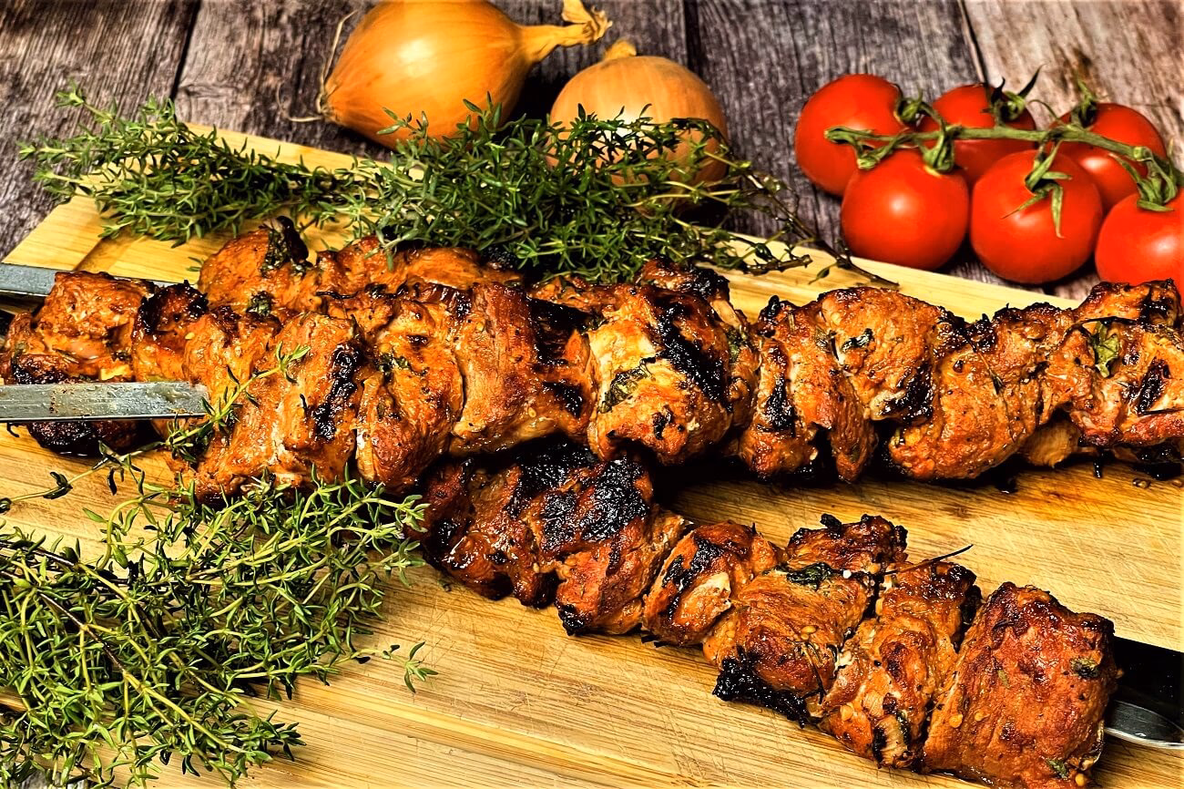 Wie bereite ich würziges Schweinefleisch auf einen Grillspieß an?