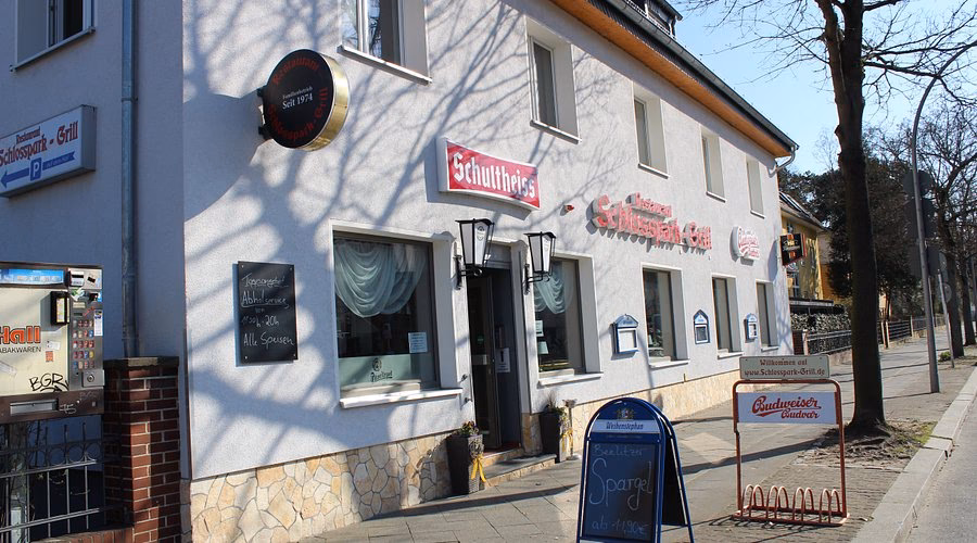 Wie viele Gäste können im Schlosspark sitzen?