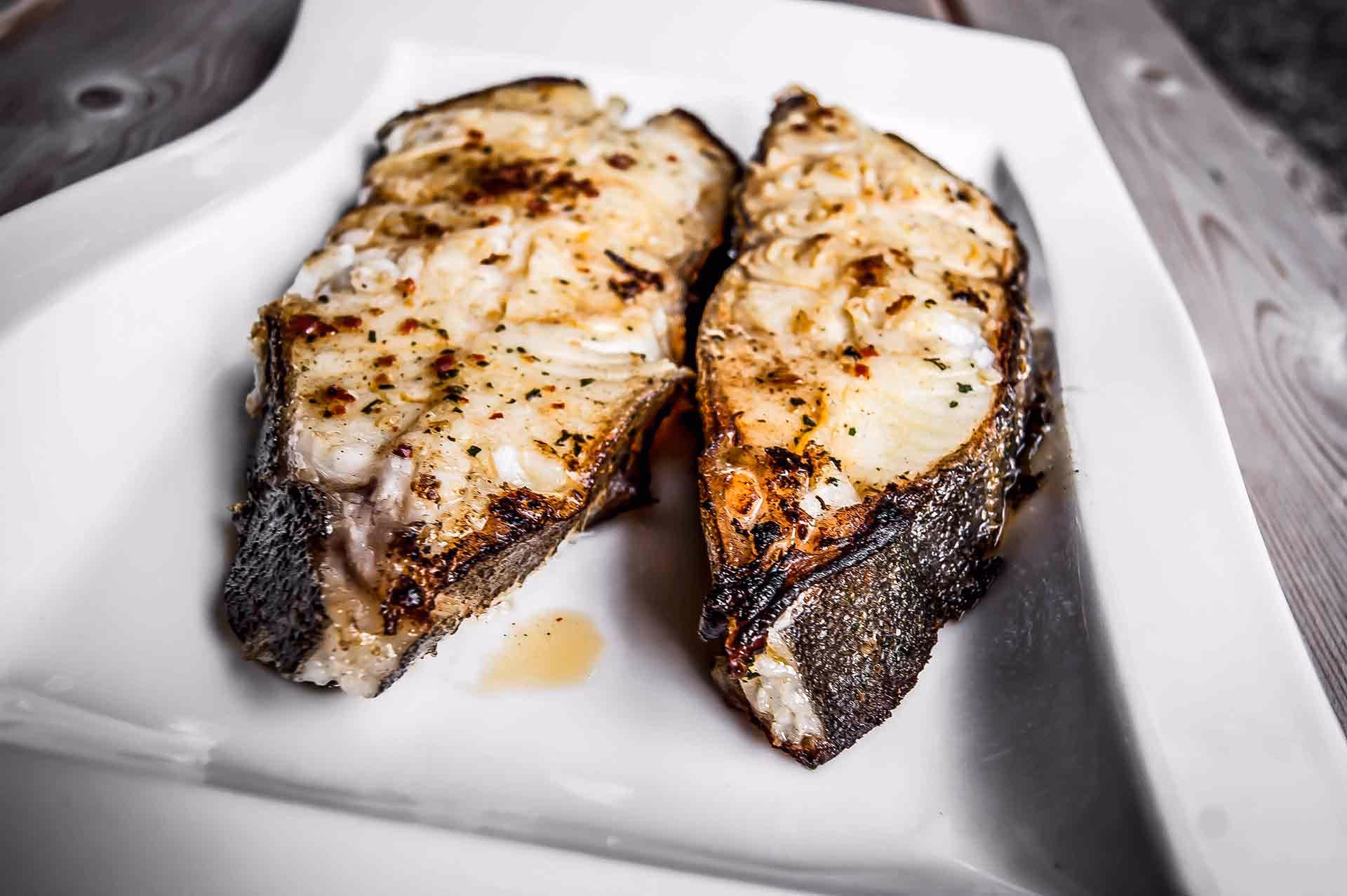 Wie bereitet man Heilbutt-Stücke zu?