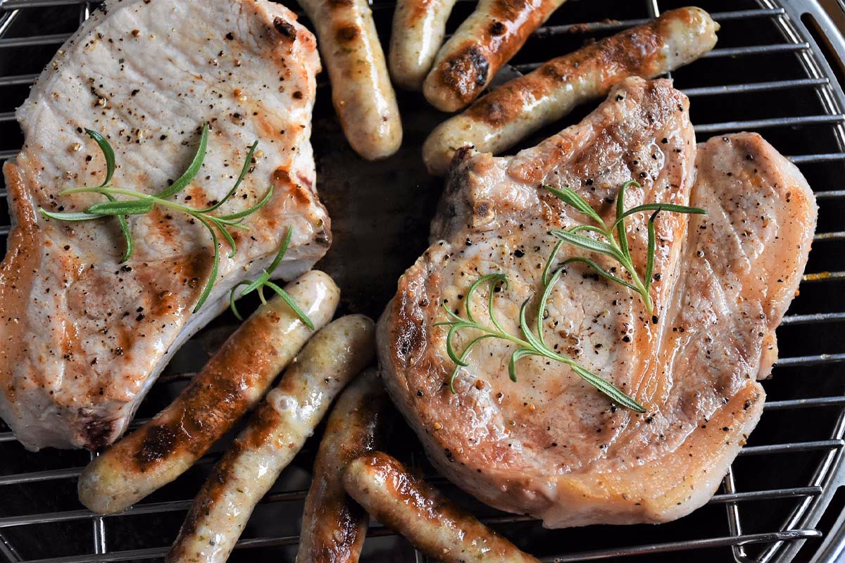 Wie grillt man Schweinesteaks am besten?