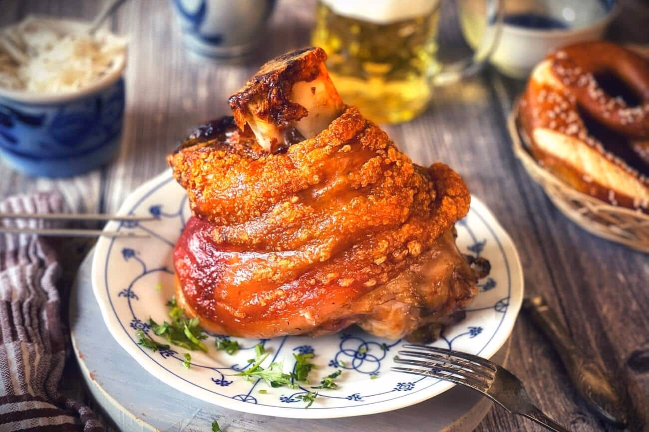 Wie bereite ich Schweinshaxen auf den Grill vor?