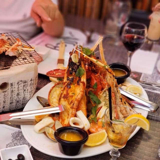 What to eat at a waterfront restaurant?