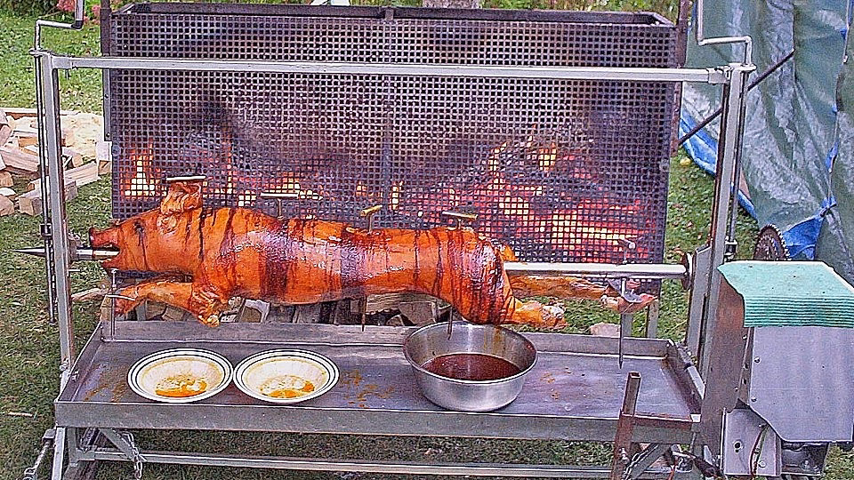 Was ist der Unterschied zwischen einem normalen und einem spanferkelgrill?