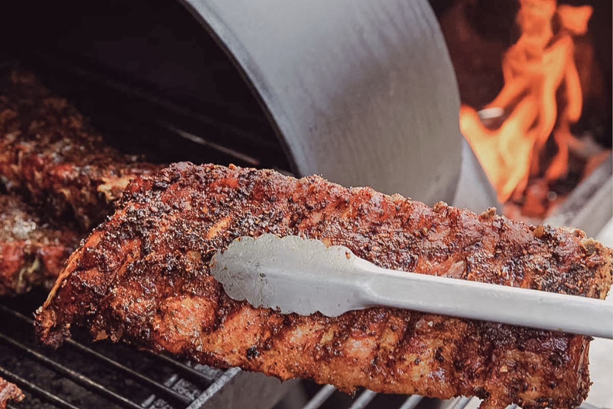 Wie lange müssen die Spare Ribs im Smoker bleiben?