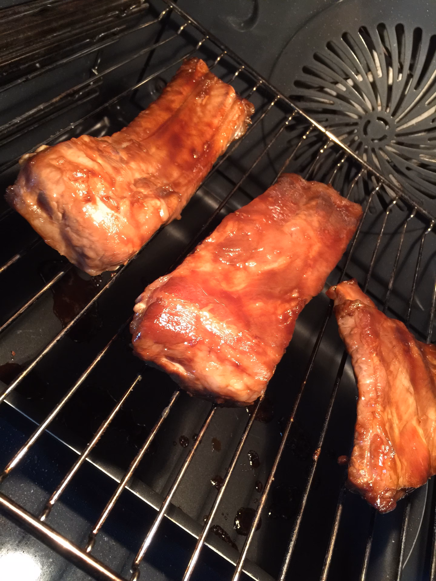 Wie lange dauert es bis Spareribs knusprig sind?