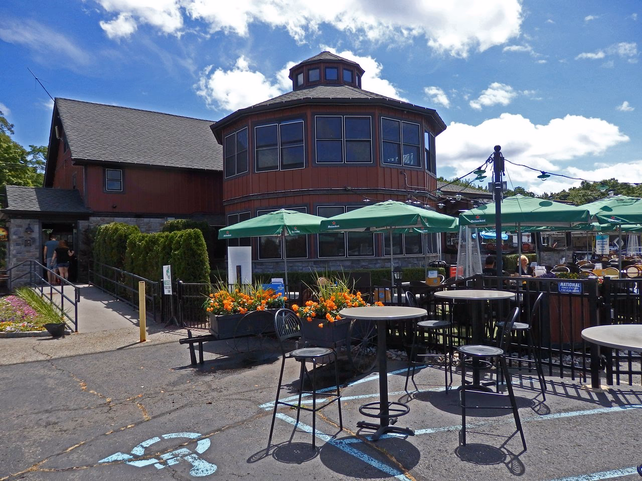 How many days a week is music open at Sunset Bar & Grill?