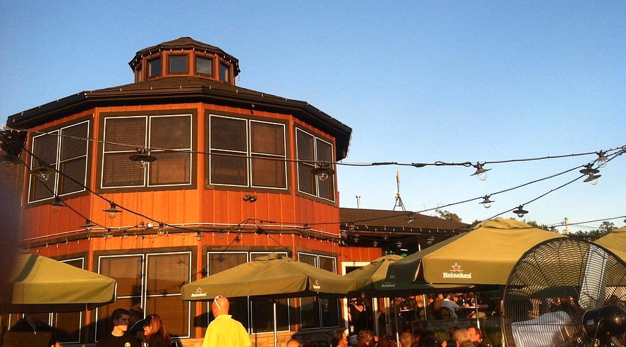 How many days a week is music open at Sunset Bar & Grill?