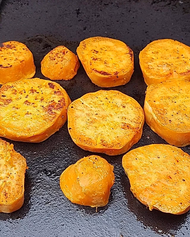Wie lange sollte man die Süßkartoffelscheiben grillen?