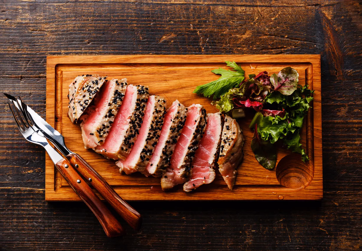 Wie bereite ich Thunfischsteaks auf dem Grill zu?