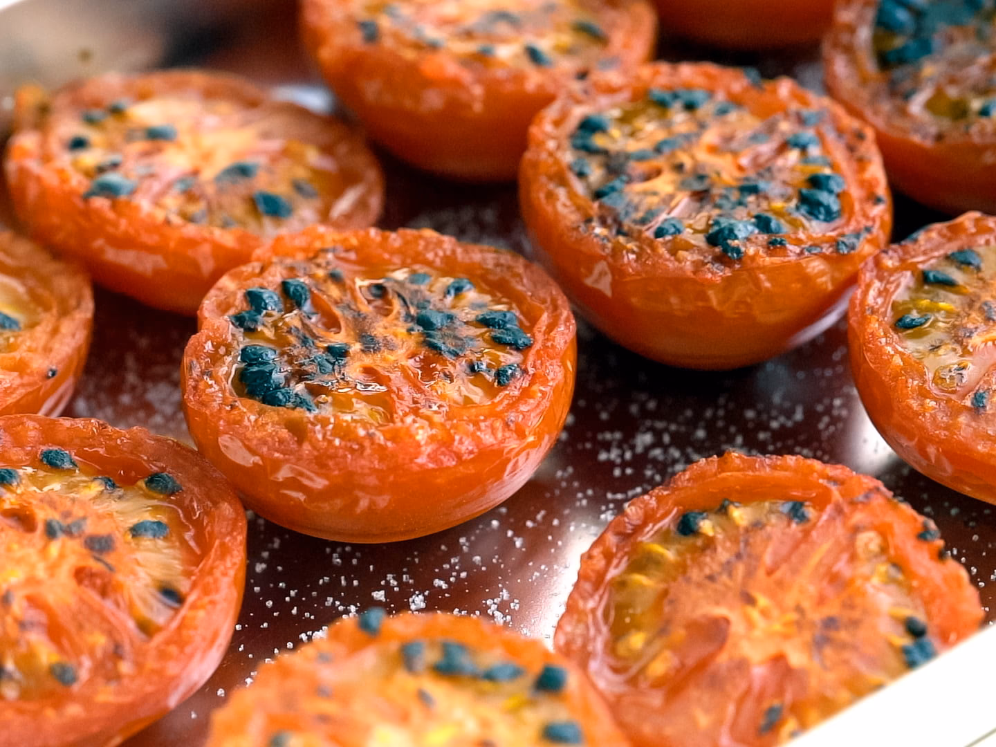 Welche Kräuter passen zu Tomatensalat?