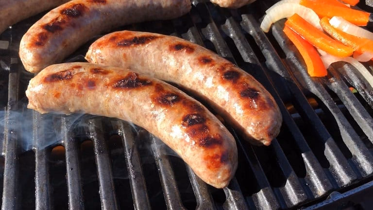 Was sind die Vorteile von gebrühten Bratwürstchen zum Grillen?