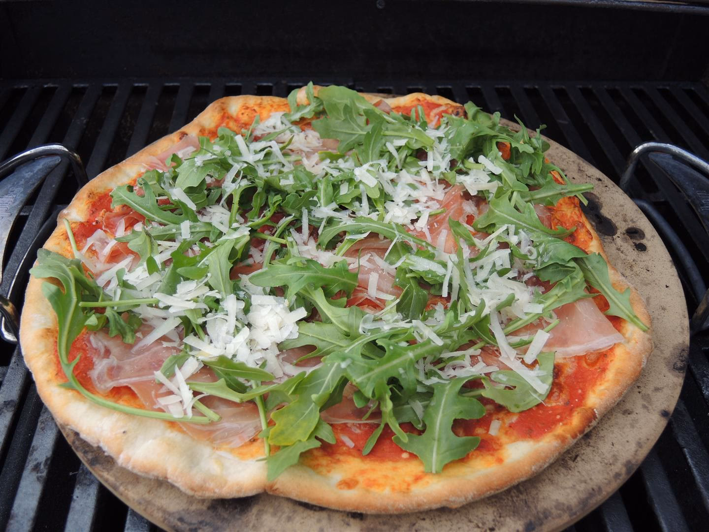 Wie macht man eine perfekte Pizza auf dem Kugelgrill?