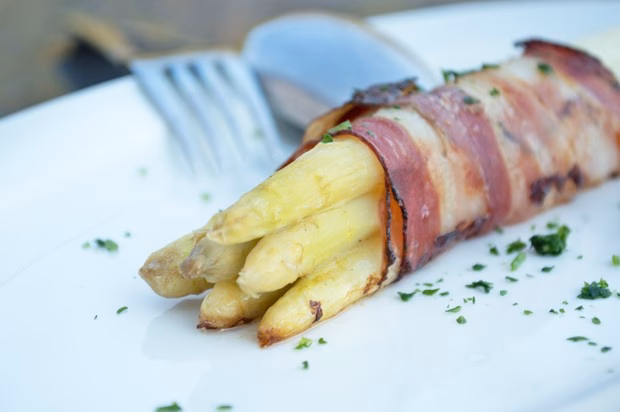 Wie bereite ich Spargel mit Schinken und Käse zu?