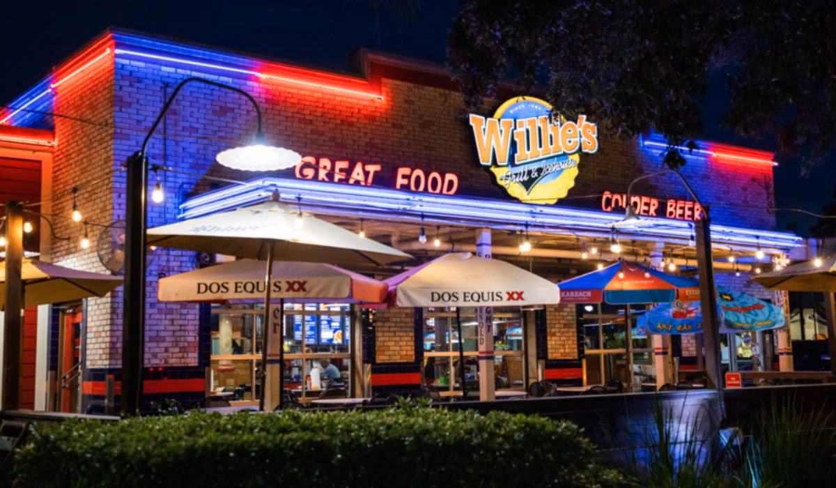 Does Willie's Grill & Icehouse have deals?