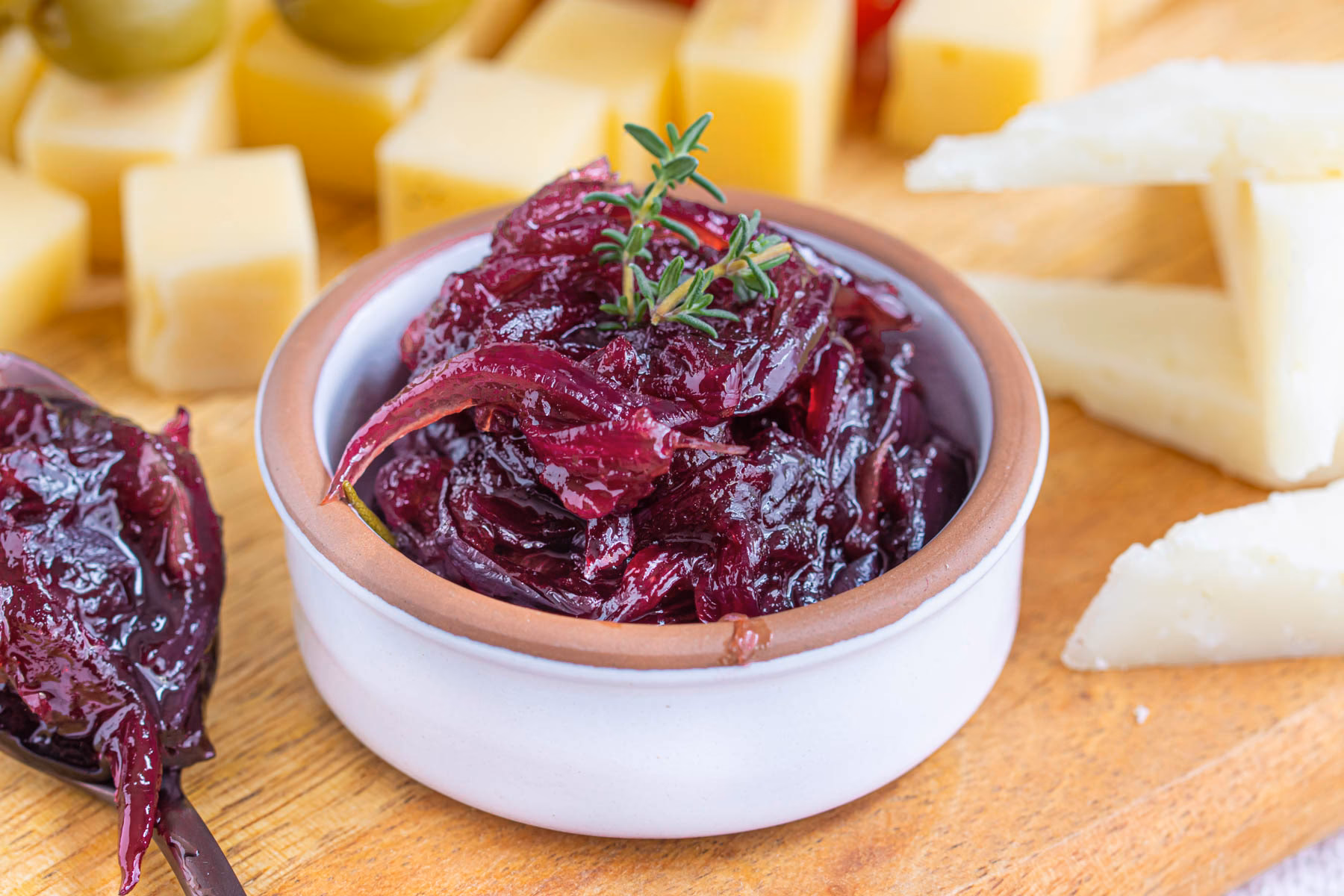 Was schmeckt gut zu roter Zwiebelmarmelade?